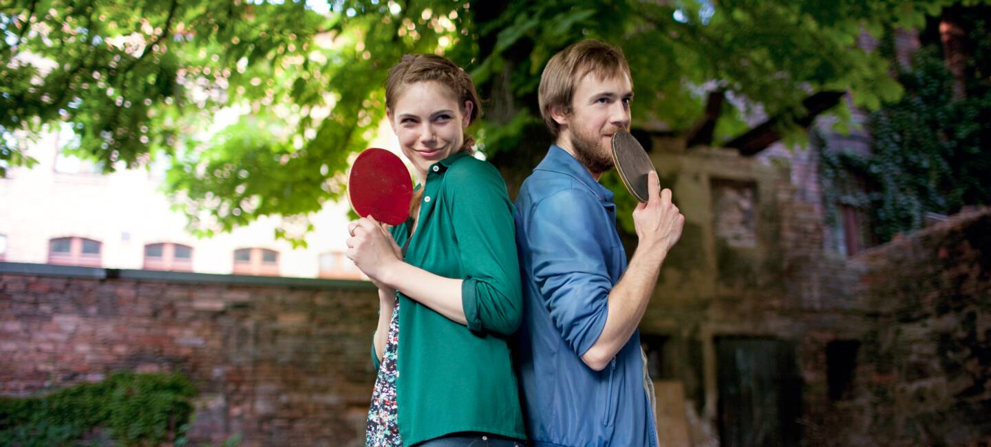 Paar spielt Tischtennis