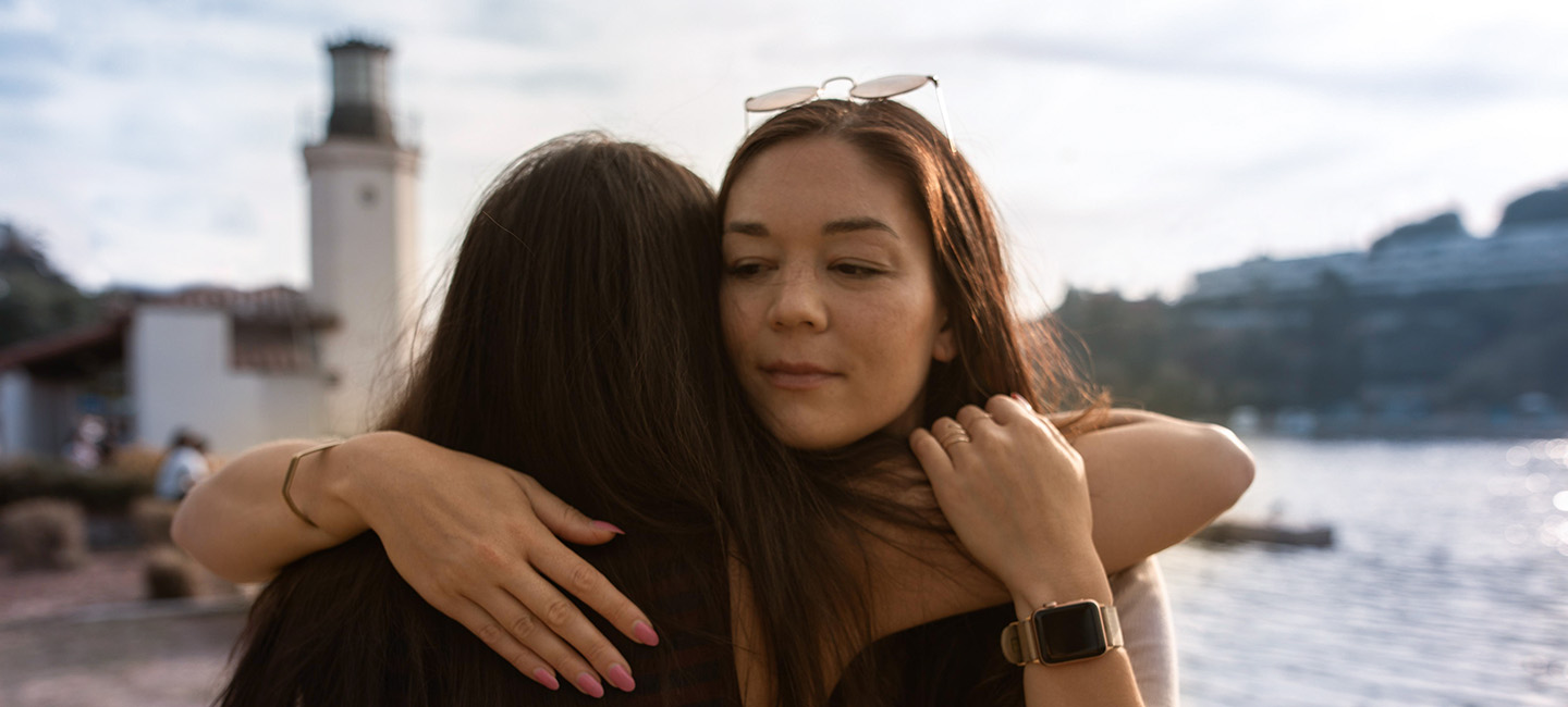 Zwei Frauen umarmen sich